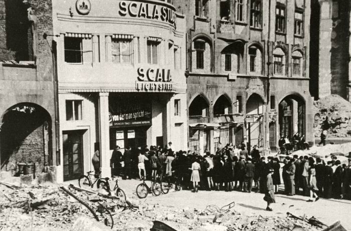 Bild zum Dokument Foto: Warteschlangen vor dem Kino Scala in Frankfurt