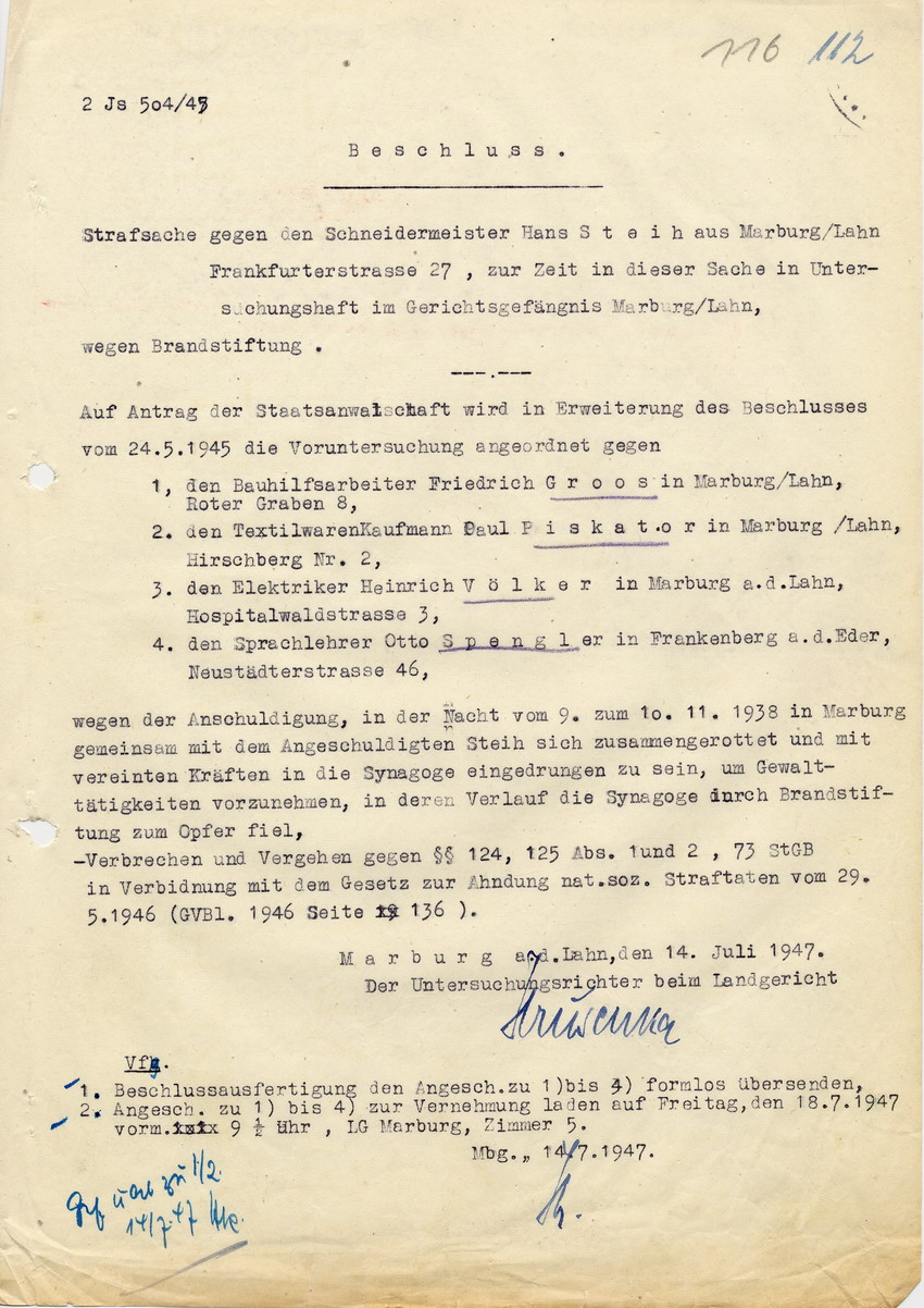 Beschluss zur Aufnahme von Voruntersuchungen gegen Groos u.a. durch den Untersuchungsrichter beim Landgericht Marburg betreffend die Strafsache gegen Hans Steih wegen Brandstiftung an der Marburger Synagoge. Marburg, 14. Juli 1947