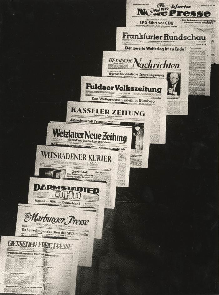 Bild zum Dokument Foto: Lizenzierte hessische Zeitungen im Sommer 1946