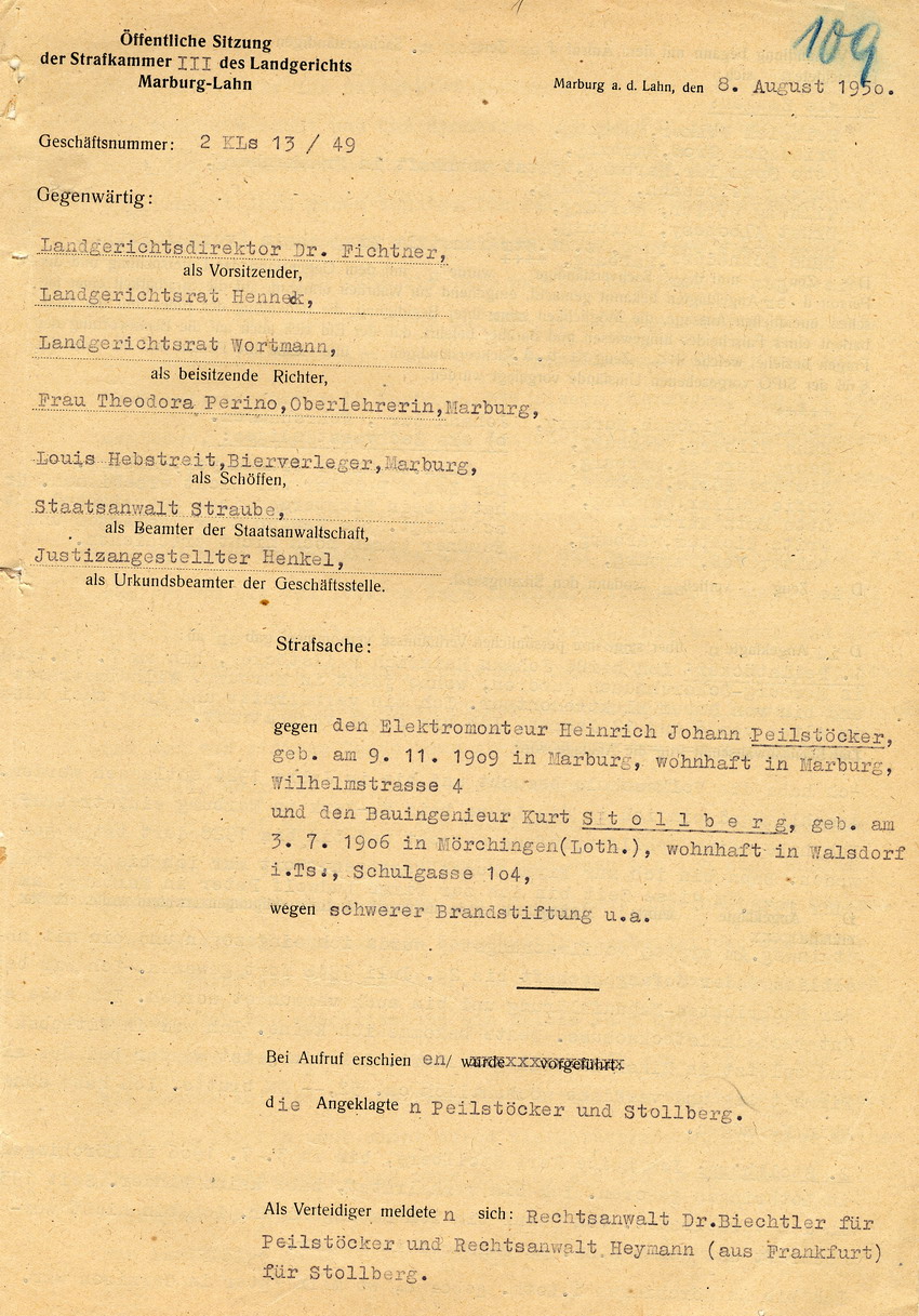 Verfahren gegen Stollberg und Peilstöcker betr. Synagogenbrandstiftung Marburg.
Öffentliche Sitzung der Strafkammer III des LG Marburg, 1. Verhandlungstag vom 8. August 1950
Teil 1: