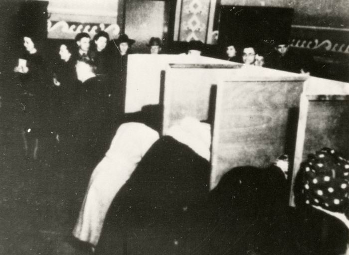 Bild zum Dokument Foto: Wähler in Wahlkabinen bei den Kommunalwahlen