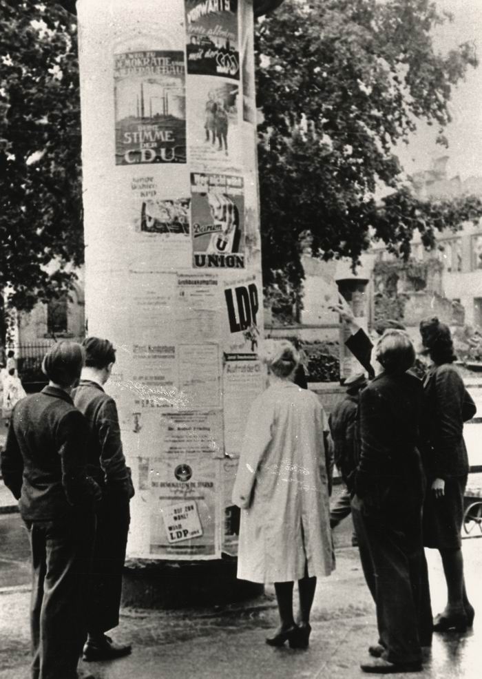 Bild zum Dokument Foto: Litfasssäule mit Wahlplakaten zur Stadtverordnetenwahl i