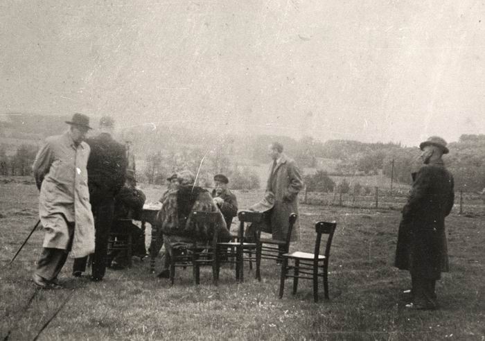 von links: Prof.L.Bergsträsser, G.A.Zinn, E.Selbert, (beide von hinten), A.Arndt, G.Noske, W.Wittroc Bild zum Dokument Foto: SPD-Verfassungsausschuss in Hochwaldhausen mit Prof.L.Be