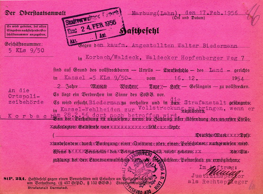 Haftbefehl gegen Walter Biedermann nach Urteil des Landgerichts Kassel vom 16.12.1954 betreffend "Judenaktion" in Kirchhain am 8. November 1938, 17. Februar 1956