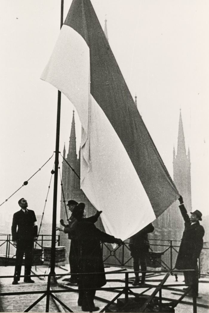 Bild zum Dokument Foto: Aufziehen der Fahne auf dem Landtag am 20. Dezember 1946