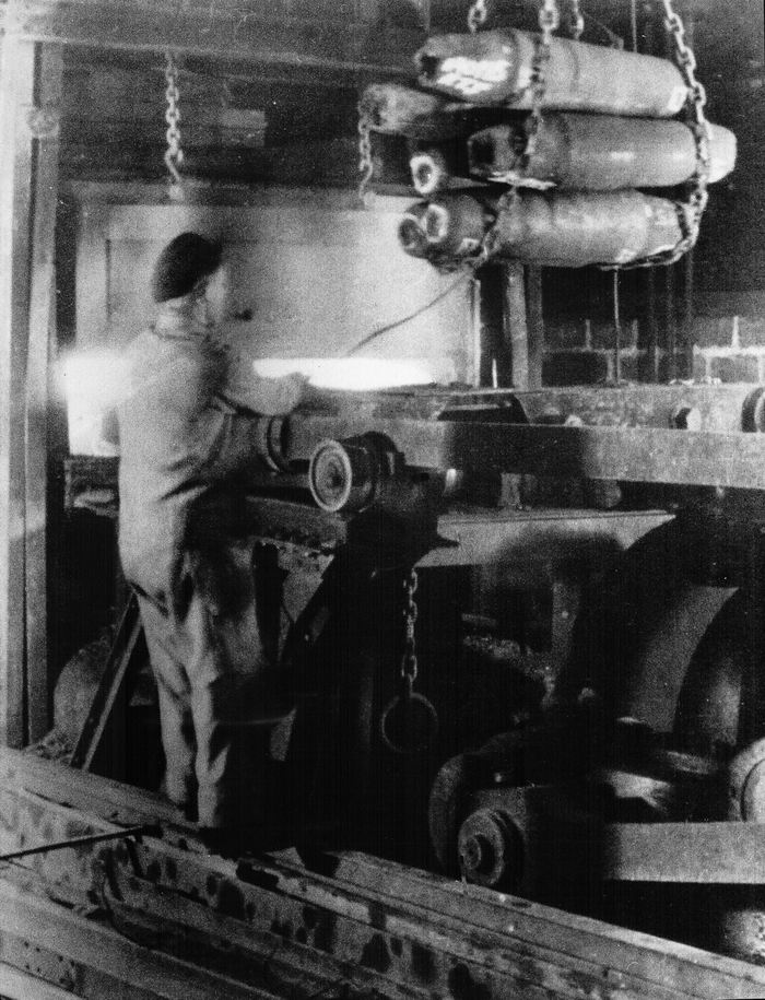 Bild zum Dokument Foto: Einschmelzen von Bomben-Rohlingen bei Buderus 1946