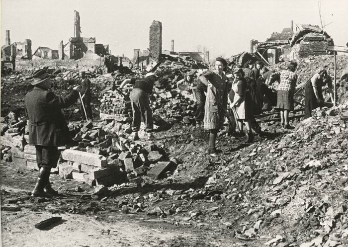 Bild zum Dokument Foto: Trümmerfrauen in Hanau bei der Arbeit 1946