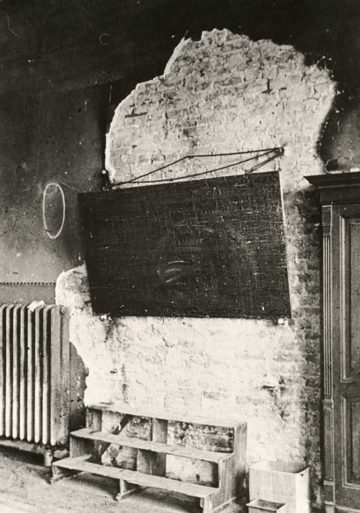 Bild zum Dokument Foto: Tafel in der Mornewegschule Darmstadt 1945