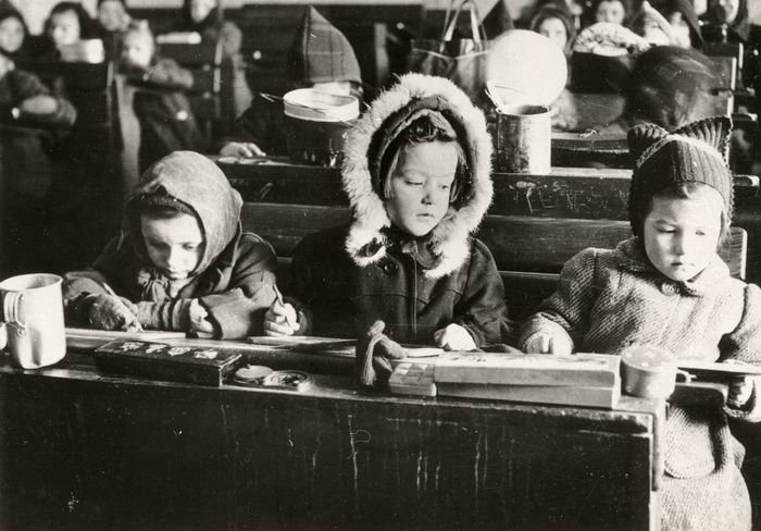 Bild zum Dokument Foto: Kinder in unbeheizter Schule