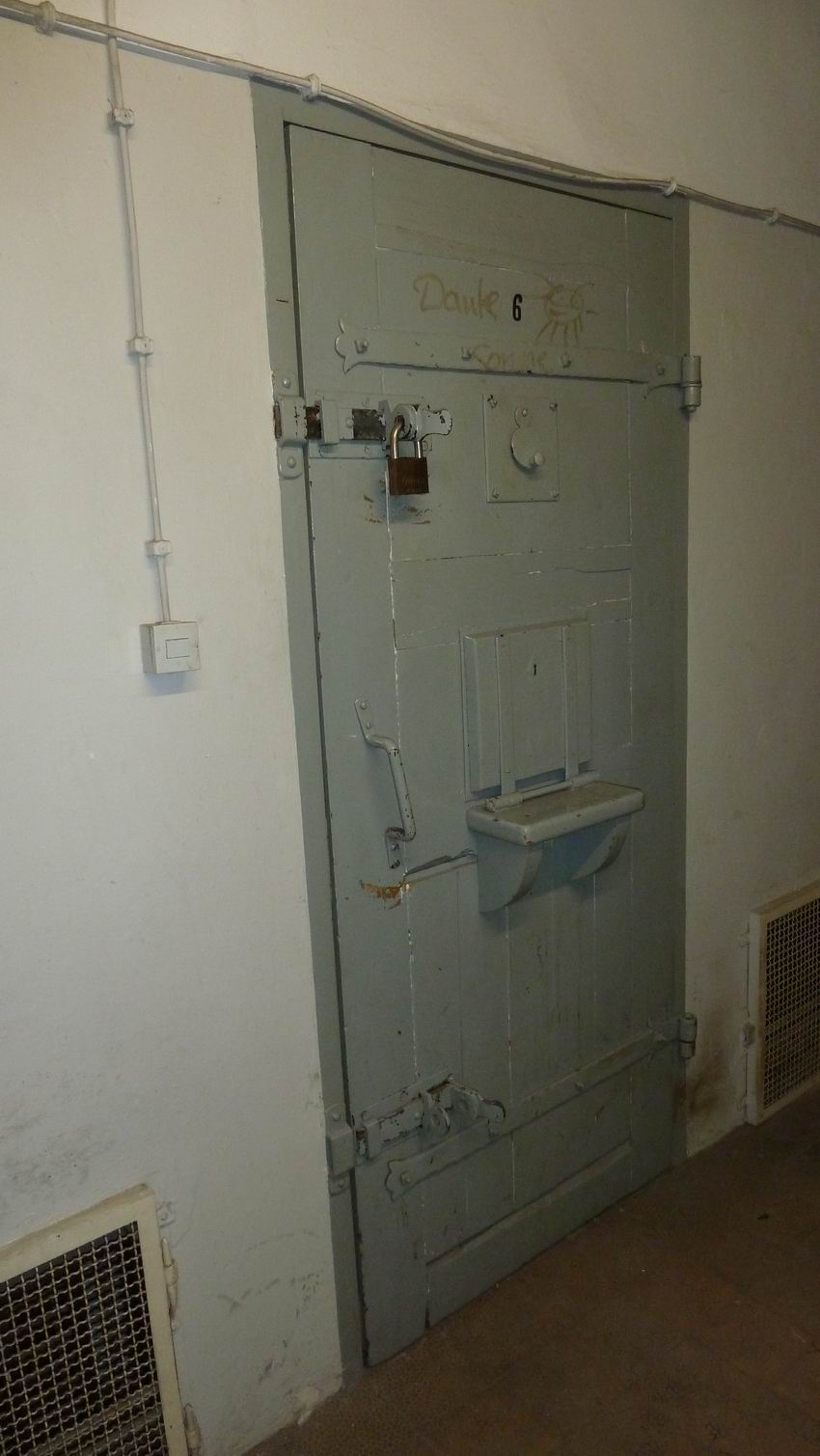 Zellentür von Außen Bild zum Dokument Foto Arrestzellen in der Rathausschirn, 2014