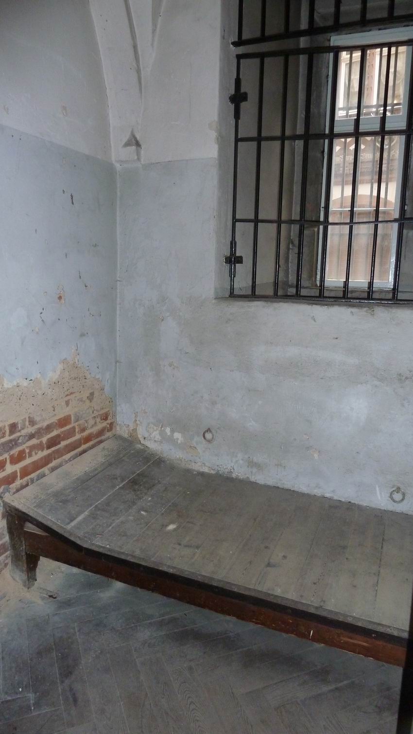 Gefängniszelle von Innen Bild zum Dokument Foto Arrestzellen in der Rathausschirn, 2014