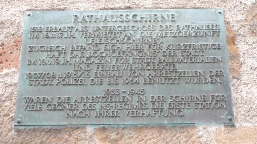Tafel betr. Nutzung der Schirn über die Jahrhunderte Bild zum Dokument Foto Arrestzellen in der Rathausschirn, 2014
