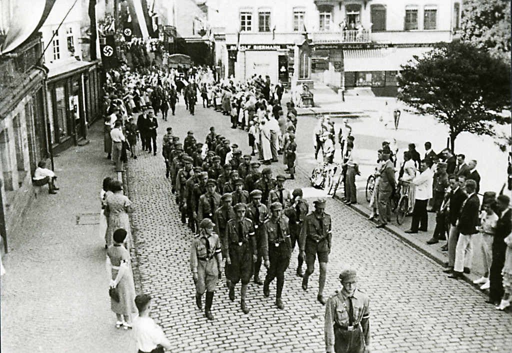 Bild zum Dokument Hitlerjungen beim SA-Aufmarsch in Marburg am 4.-5. Juni 1933